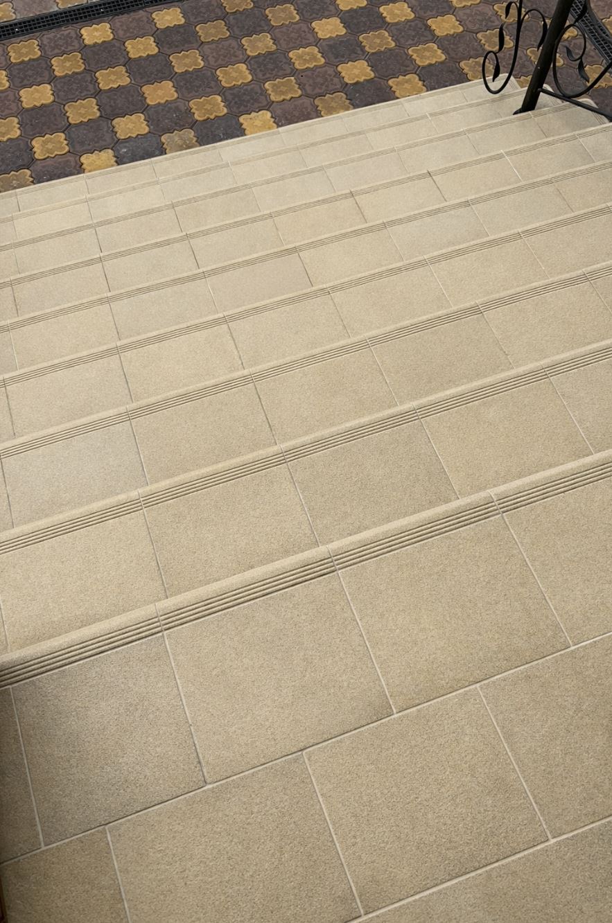 302 Ступень Флорентинер фронтальная противоскользящая с насечками, бежевая 330*310*17 мм