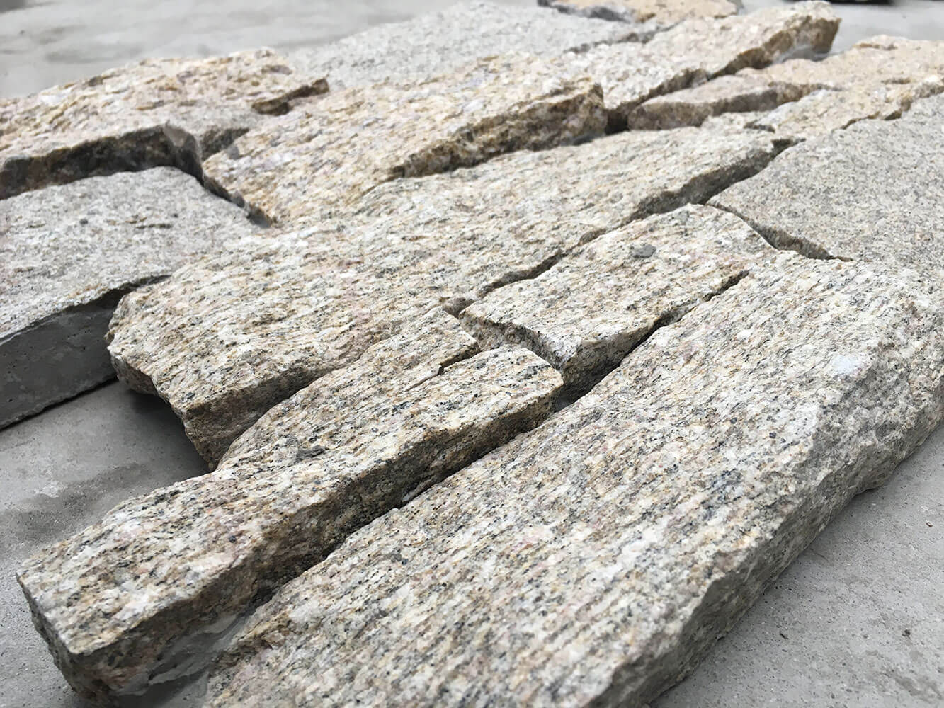 Камень грубый кварцит серо-бежевый 550*200*20\40 мм, натуральный камень для фасада и интерьера BD