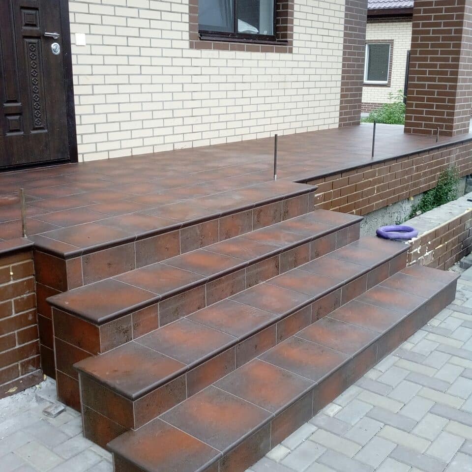 Semir Brown ступень угловая флорентинер противоскользящая с капиносом 330x330x11 мм