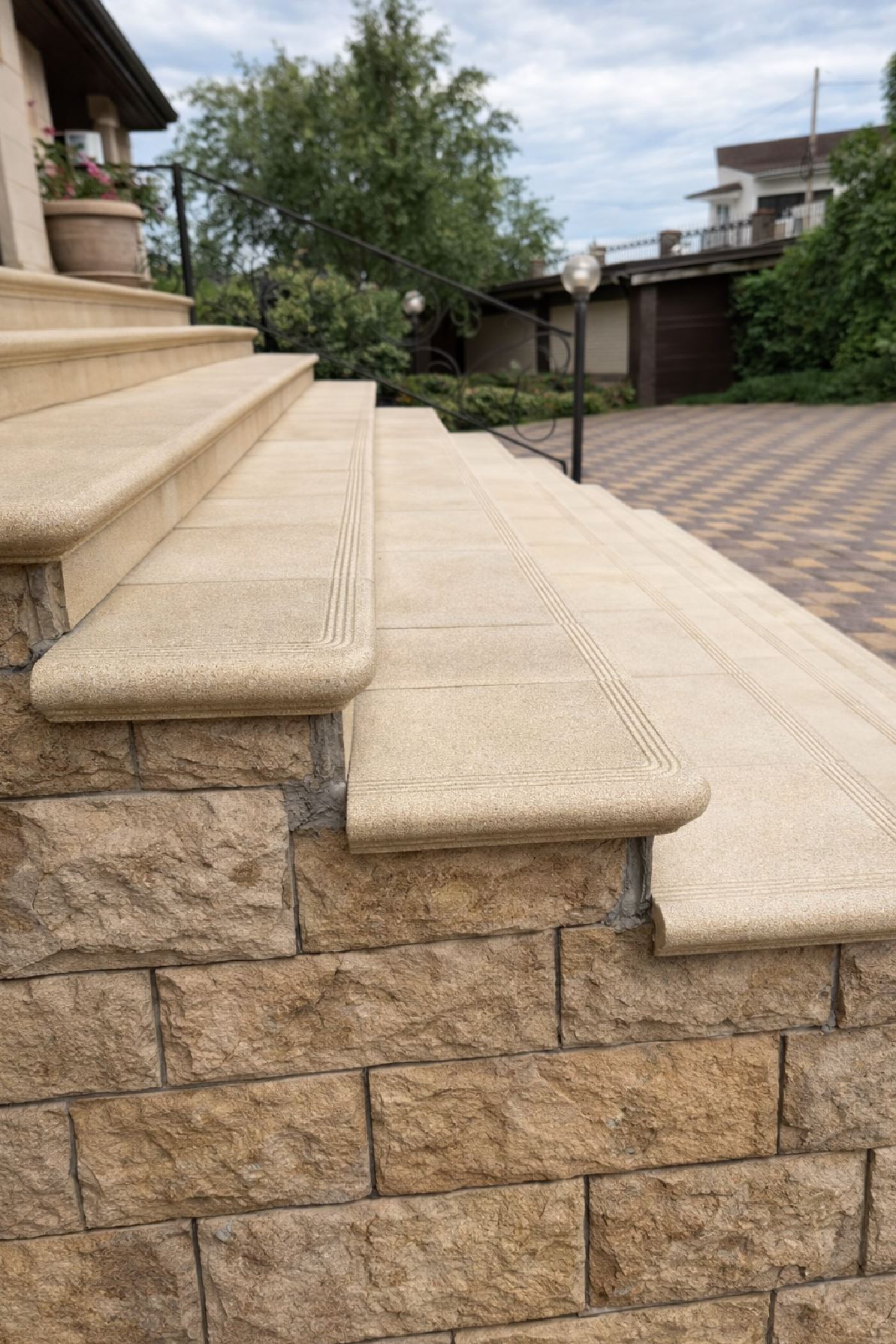 302 Ступень Флорентинер фронтальная противоскользящая с насечками, бежевая 330*310*17 мм