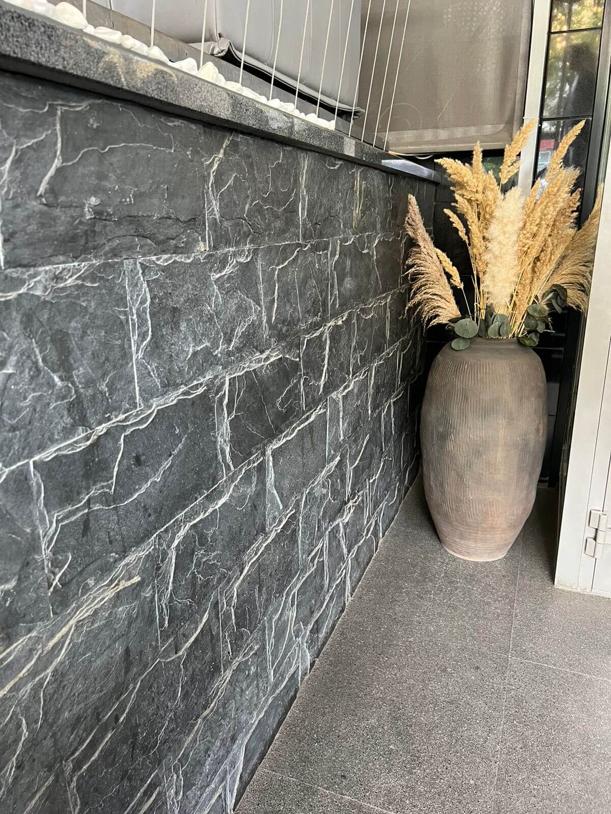 Плитка цокольная и фасадная черный сланец, натуральный камень 400х200х10/20 мм