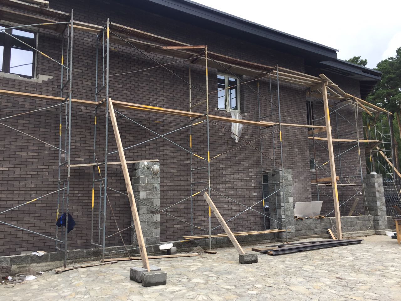 Клинкерная фасадная плитка облицовочная под кирпич Stroeher (Штроер) Steinlinge 375 platingrau рельефная NF14, 240*71*14 мм