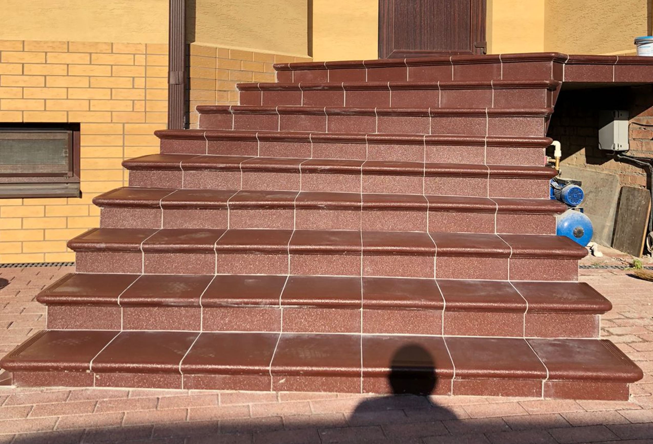 201 Ступень Флорентинер фронтальная противоскользящая с насечками, коричневая 330*310*17 мм