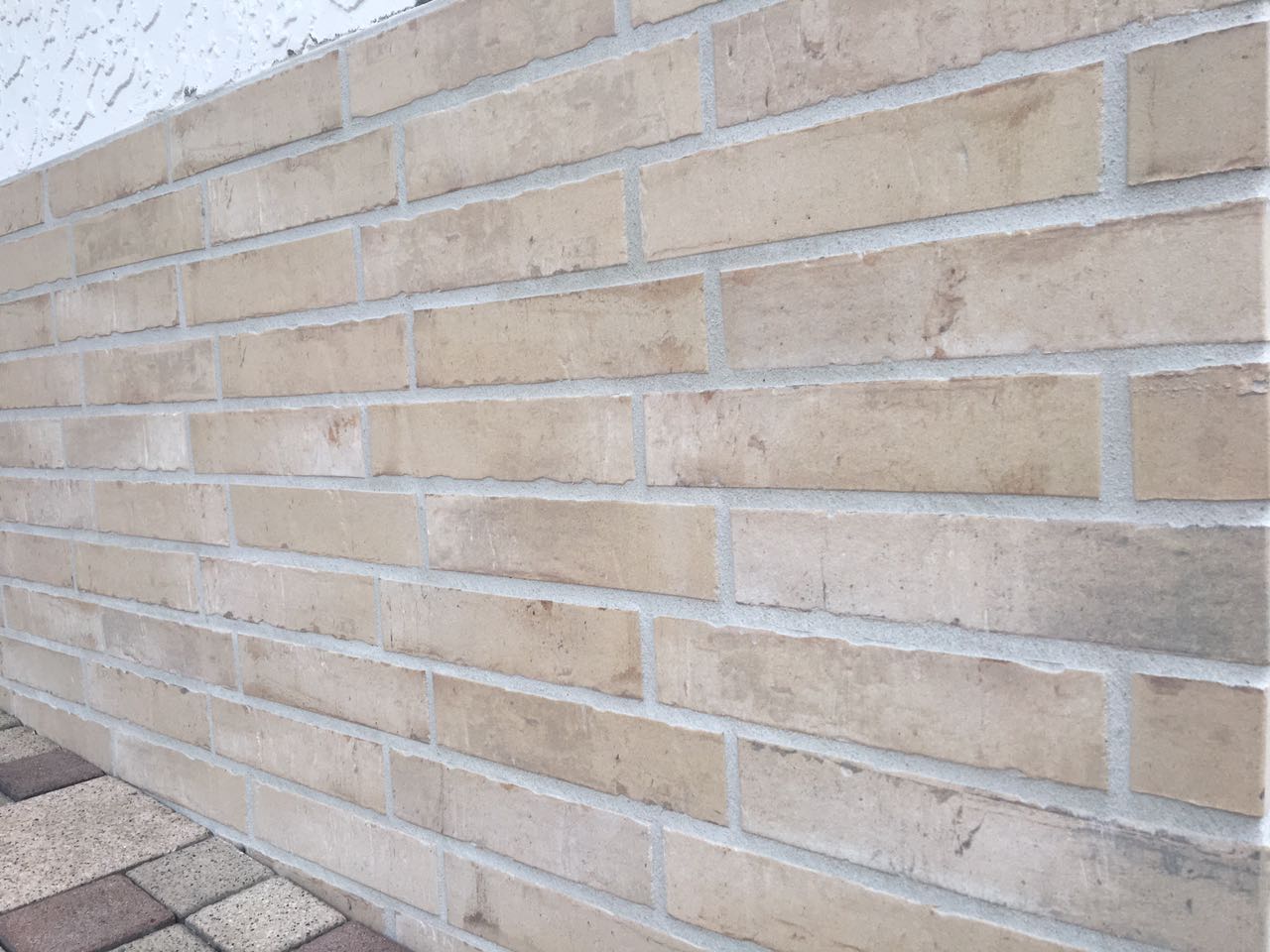 Клинкерная фасадная плитка облицовочная под кирпич Stroeher (Штроер) Kontur EG 470 beige engobiert рельефная, 440*52*12 мм