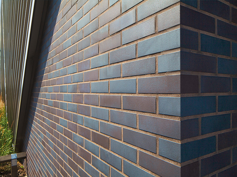 Клинкерная фасадная плитка облицовочная под кирпич Stroeher (Штроер) Keraprotect Chromatic 336 metallic black гладкая NF11, 240*71*11 мм