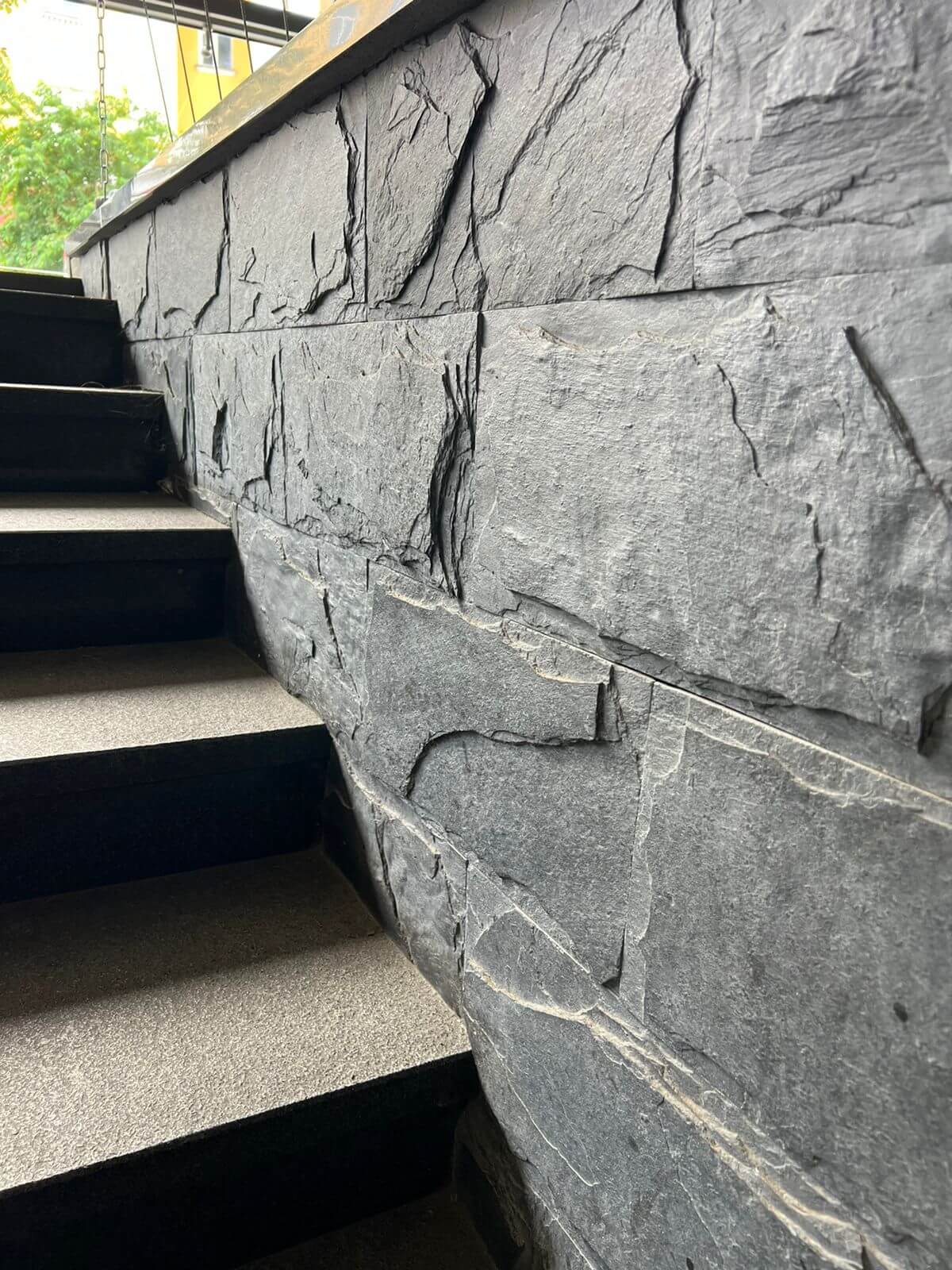 Плитка цокольная и фасадная черный сланец, натуральный камень 400х200х10/20 мм