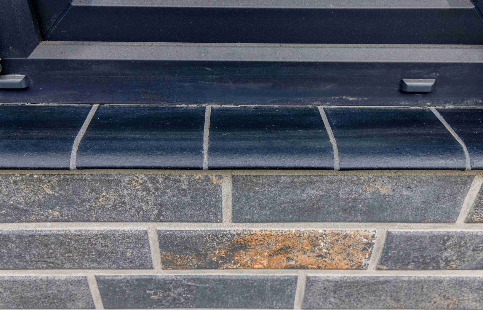 Фасад в серых тонах: современный минимализм