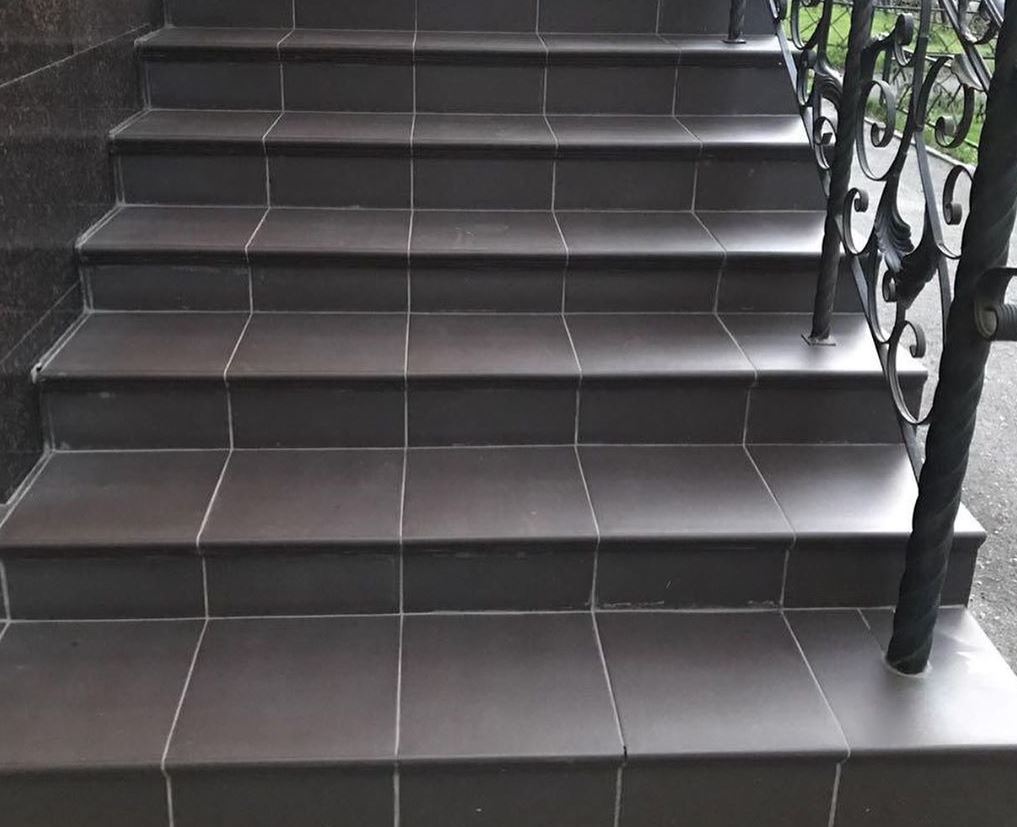 Natural Brown Duro ступень флорентинер противоскользящая с капиносом, коричневая 330x300x11 мм