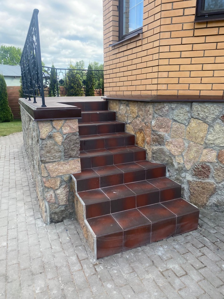 Cloud Brown ступень флорентинер противоскользящая с капиносом, красно-коричневая 330x300x11 мм