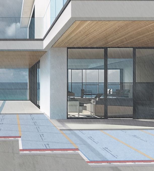 Фото монтажа покрытия с разделительной мембраной на открытой современной террасе