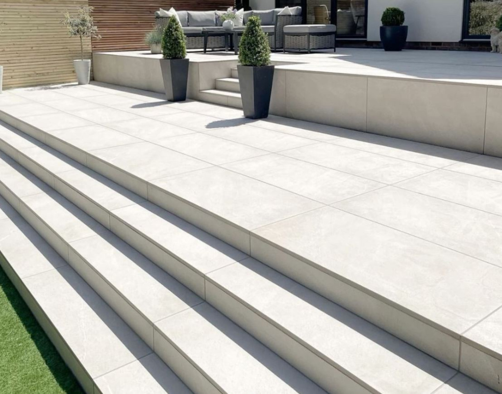 Фото современной лестницы с аккуратным узлом носика встык