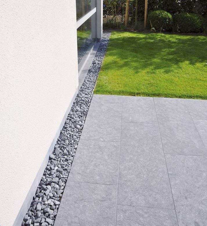 Фото тёплой отмостки из плит у жилого дома