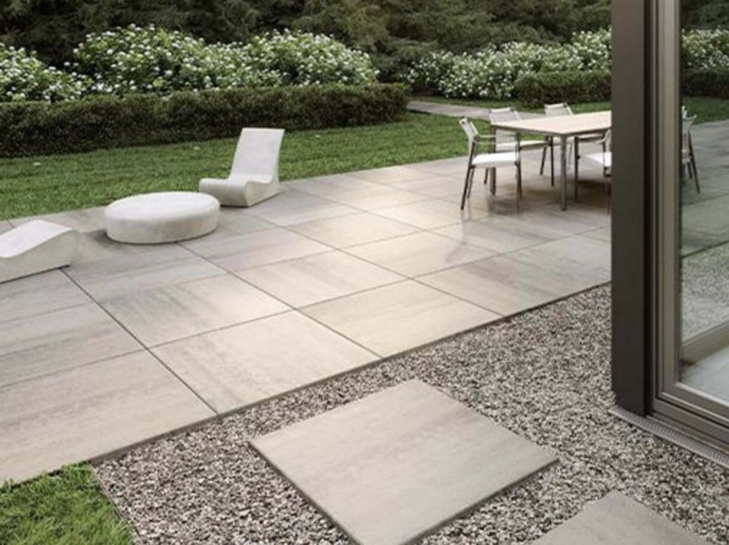 Фото террасы из утолщённого керамогранита на сухой укладке у дома