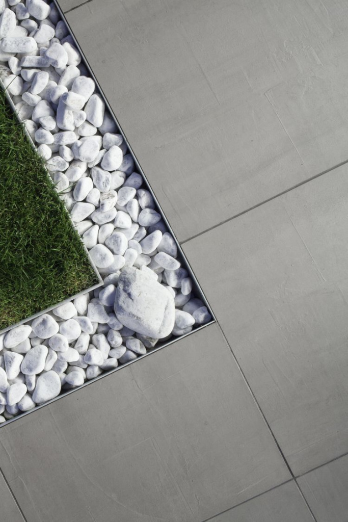 Фото покрытия рядом с фасадом и встроенным лотком водоотвода