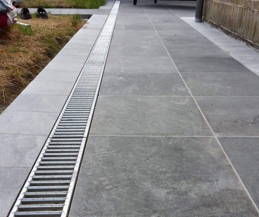 Фото открытой площадки с сухой укладкой и организованным водоотведением