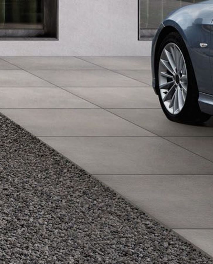 Фото современной наружной площадки с щебёночной полосой водоотведения