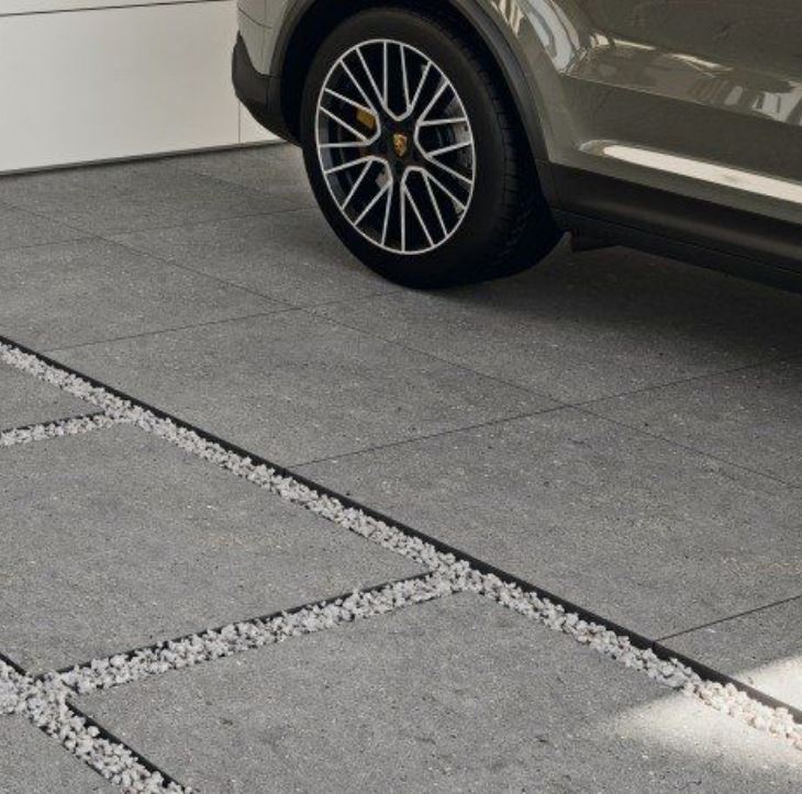 Фото площадки или въездной зоны у дома на бетонной основе