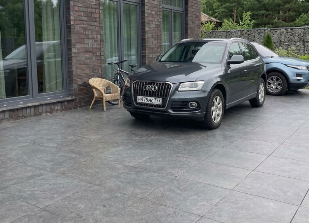 Фото покрытия у коммерческого объекта или в зоне заезда автомобиля