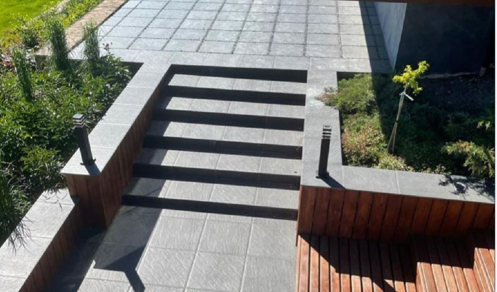 Фото монтажа наружной ступени из керамогранита на дренажный трассовый раствор