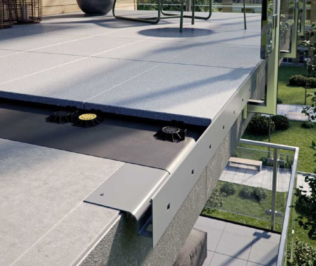 Фото кровельной или террасной системы на каркасе с нижним дренажным слоем