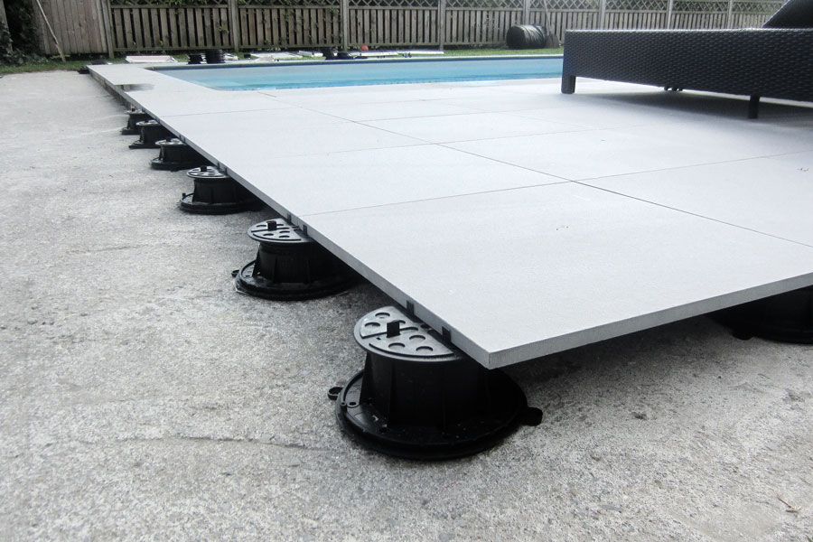 Фото монтажа террасных пластин на регулируемых опорах