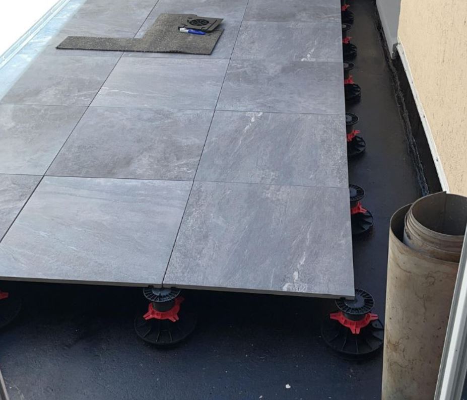 Фото монтажа покрытия на опорах на мембране с дренажным основанием