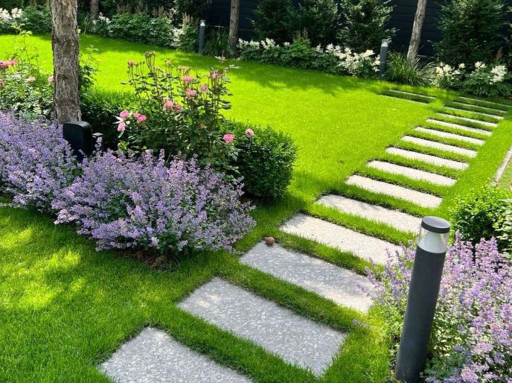 Фото шаговой дорожки из террасных пластин Brickdorff на газоне у частного дома