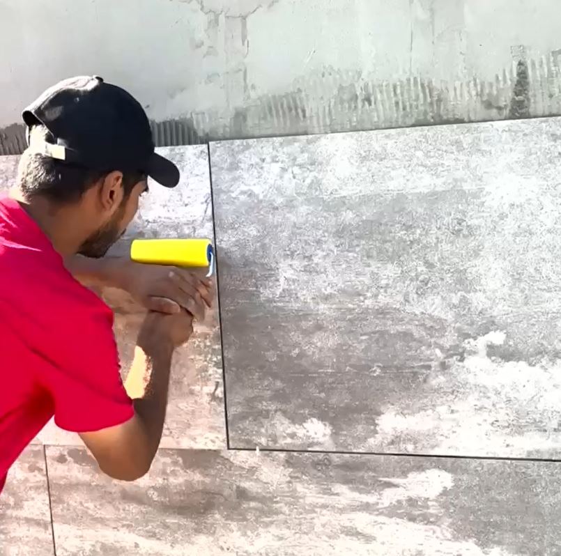 приклеивание и выравнивание гибких панелей