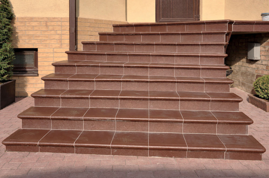 лестница с флорентийским ступеньками, капиносом, закругленные