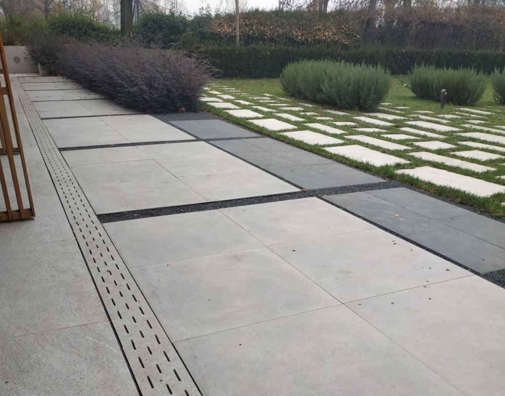 Фото террасы или площадки с водоотводящей полосой и щебёночной зоной