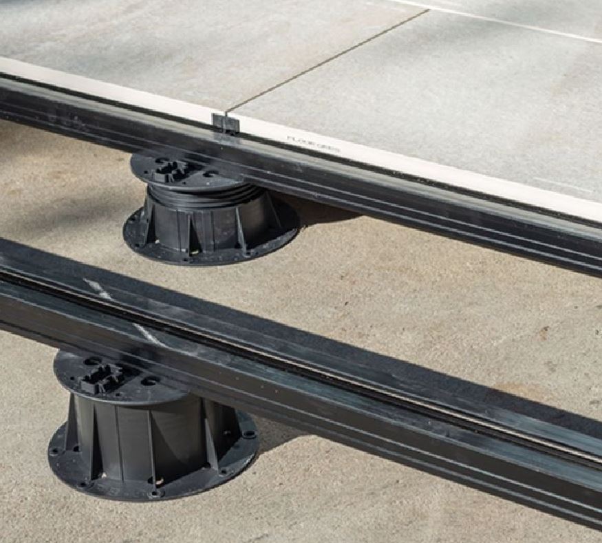 Фото монтажа покрытия на каркас с лагами и точечными опорами