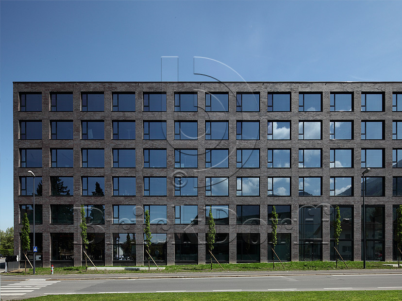 Клинкерная фасадная плитка облицовочная под кирпич Stroeher (Штроер) Keraprotect Chromatic 336 metallic black гладкая NF11, 240*71*11 мм