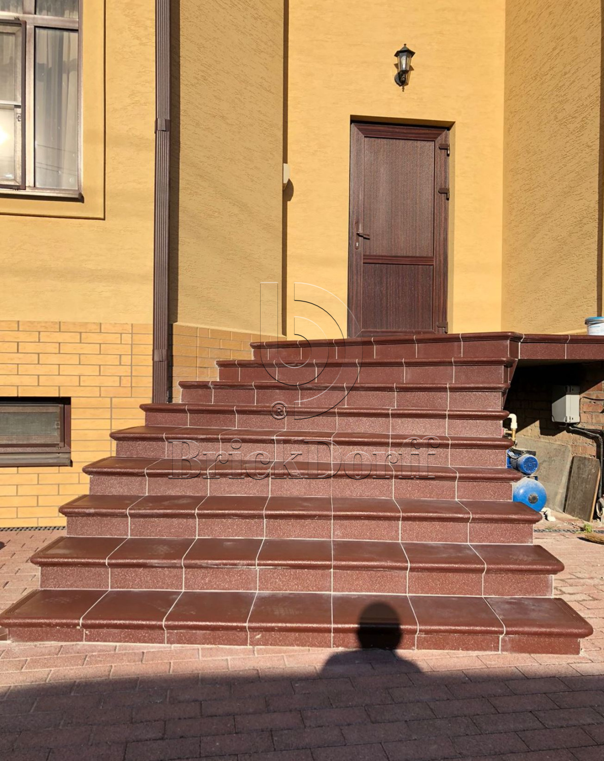 201 Угловая ступень Флорентинер противоскользящая с насечками, коричневая 330*330*17 мм