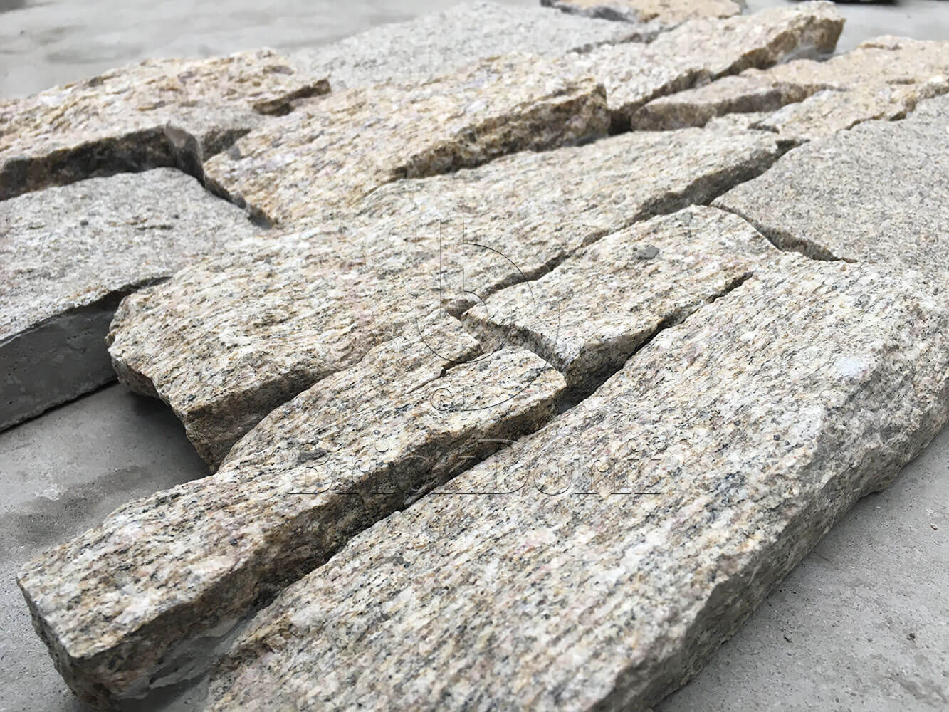 Камень грубый кварцит серо-бежевый 550*200*20\40 мм, натуральный камень для фасада и интерьера BD