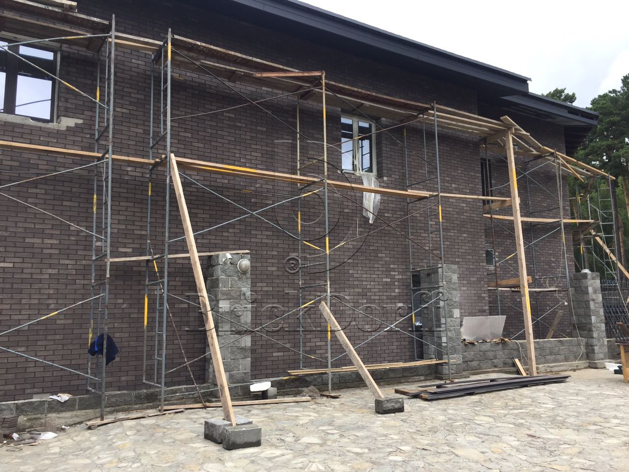 Клинкерная фасадная плитка облицовочная под кирпич Stroeher (Штроер) Steinlinge 375 platingrau рельефная NF14, 240*71*14 мм