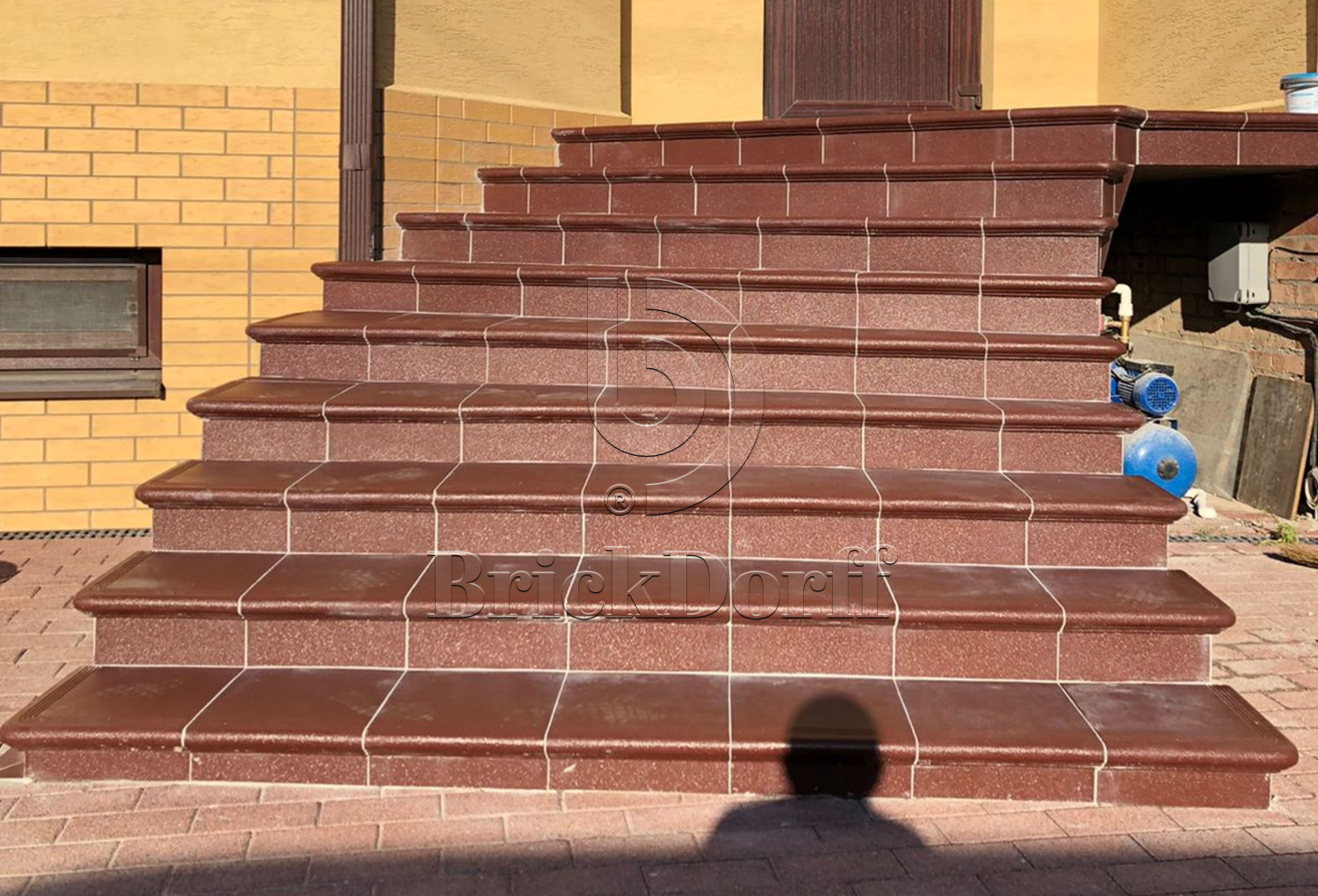 201 Угловая ступень Флорентинер противоскользящая с насечками, коричневая 330*330*17 мм