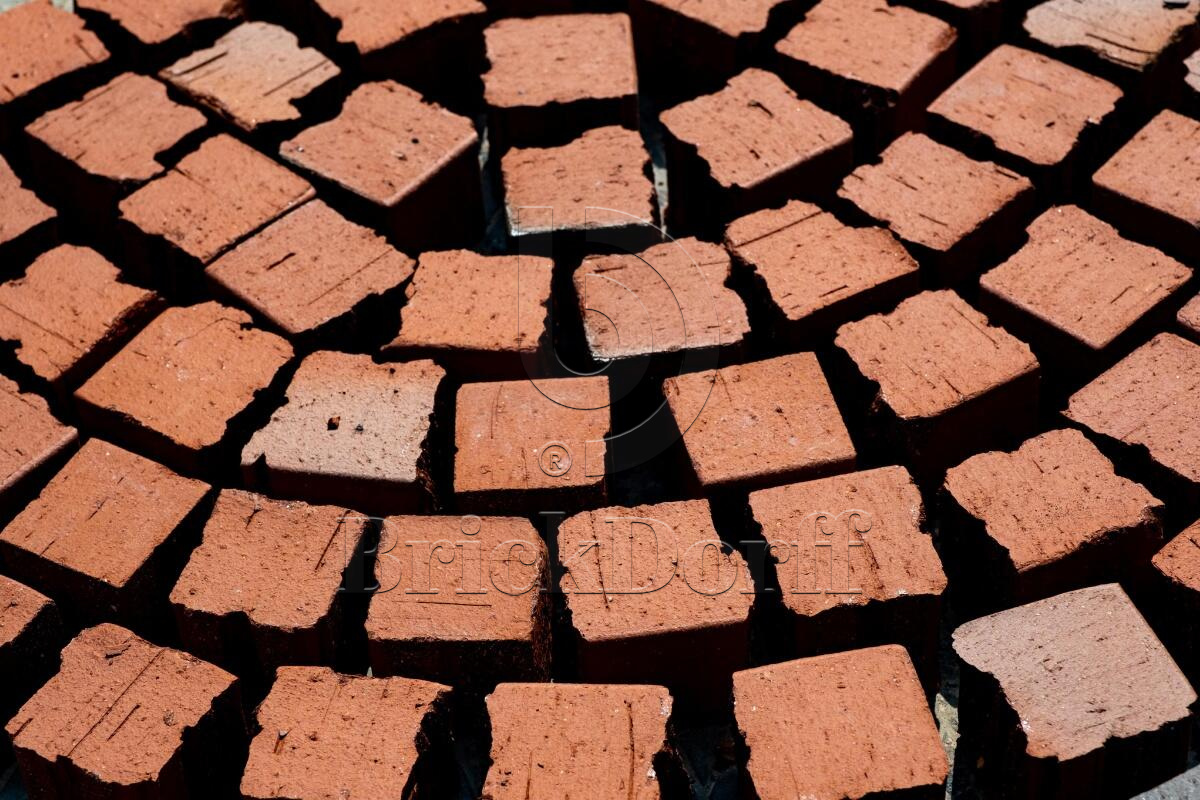 Красная тротуарная плитка/брусчатка клинкерная , мозаика с фаской (делится на 8 частей 60х60х52) 240*120*52 мм, пятый элемент